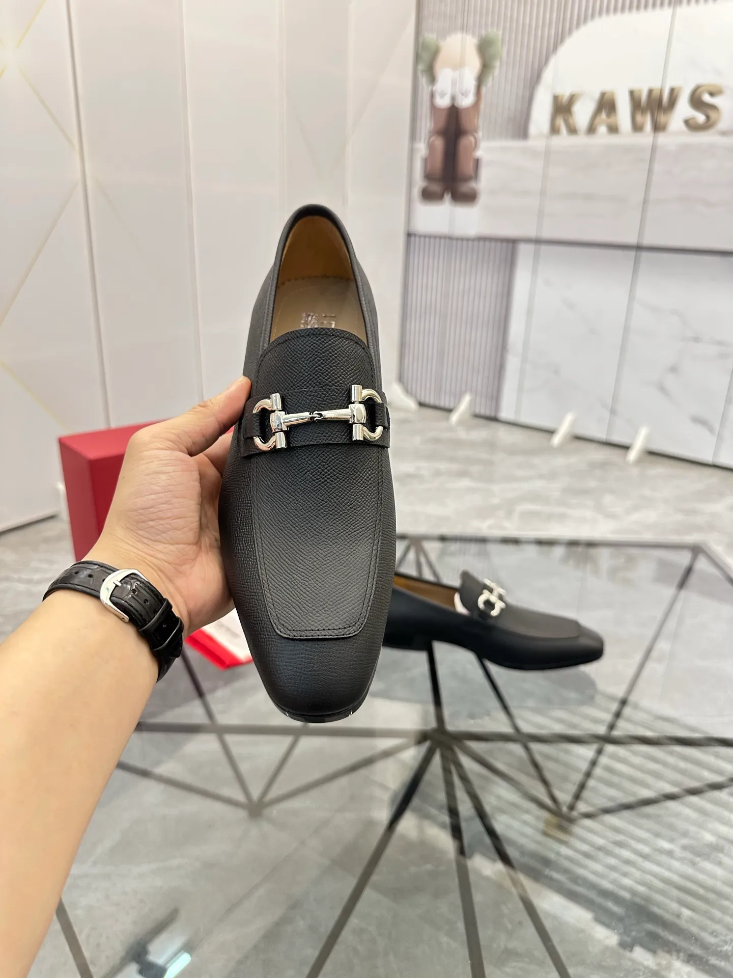 Men's shoes: 💰P640¥ High-end quality Product trademark: Ferragamo* "Ferragamo*" leather shoes Regular size: 38-44 (can be customized to 45.46.) Product materials: imported first-layer cowhide leather upper, cowhide lining, original outsole. Number: 688